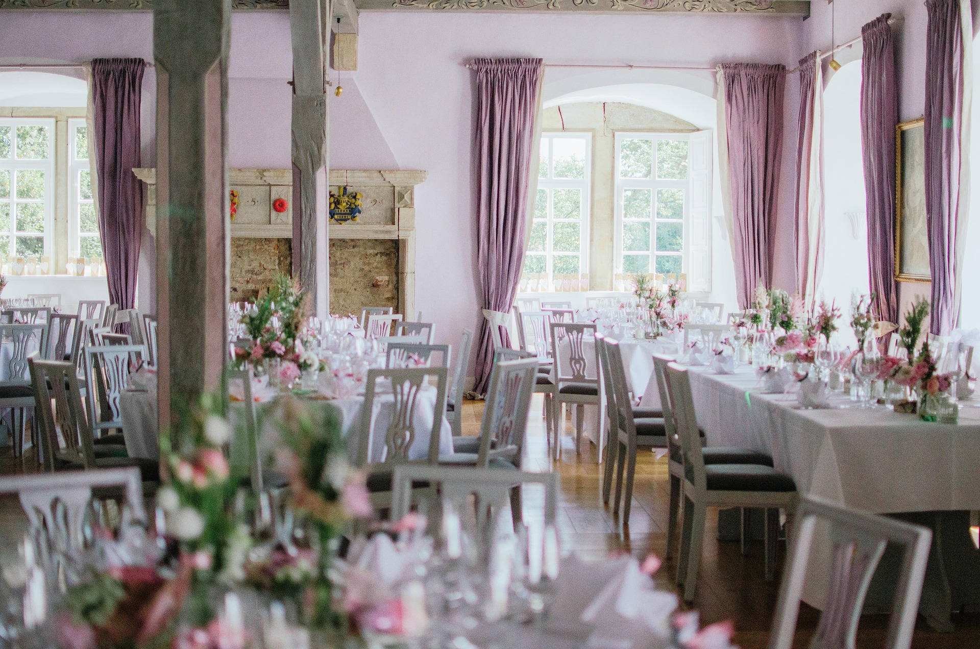 Montaje de evento elegante con decoración profesional