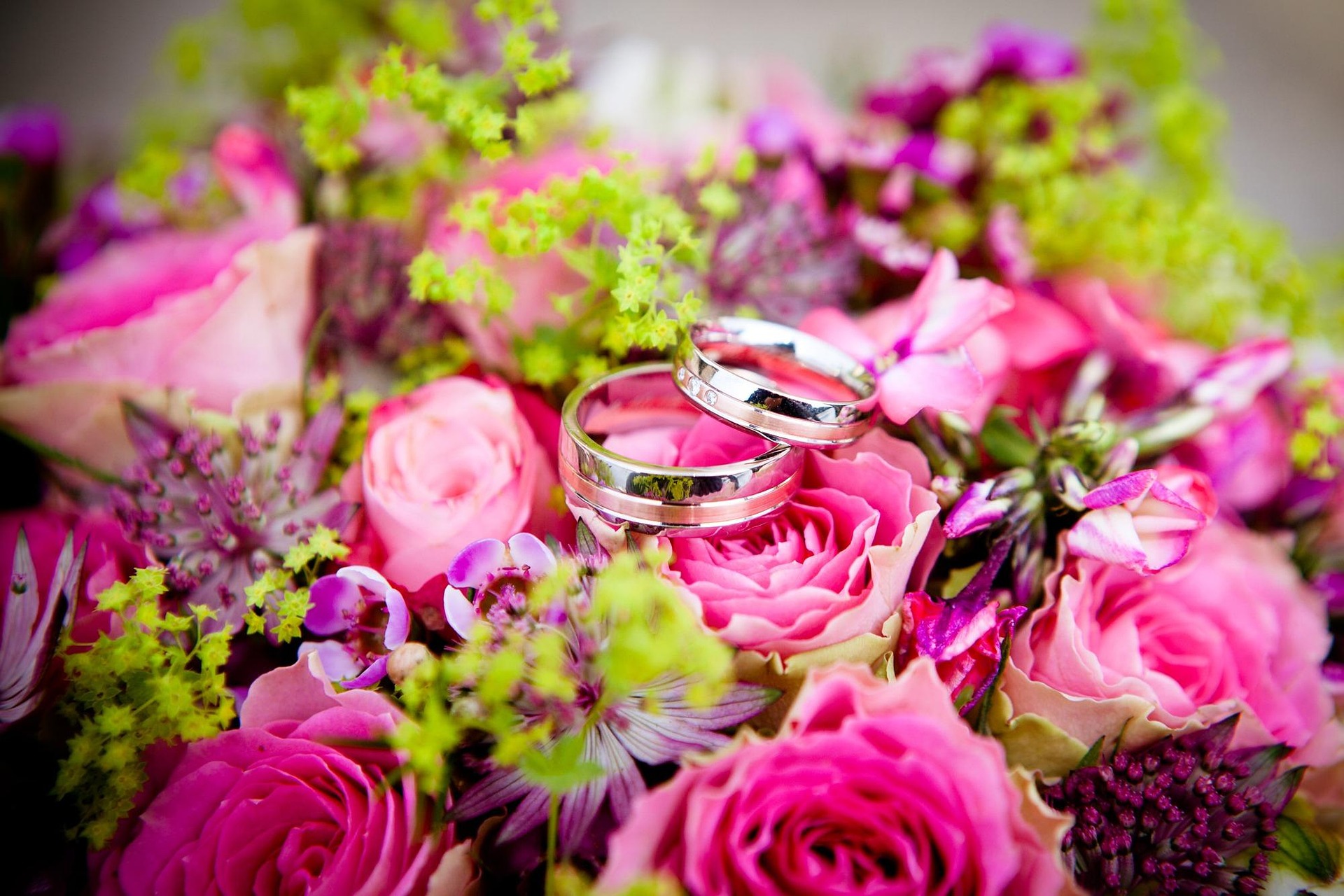 Arreglo floral decorativo para bodas y eventos especiales